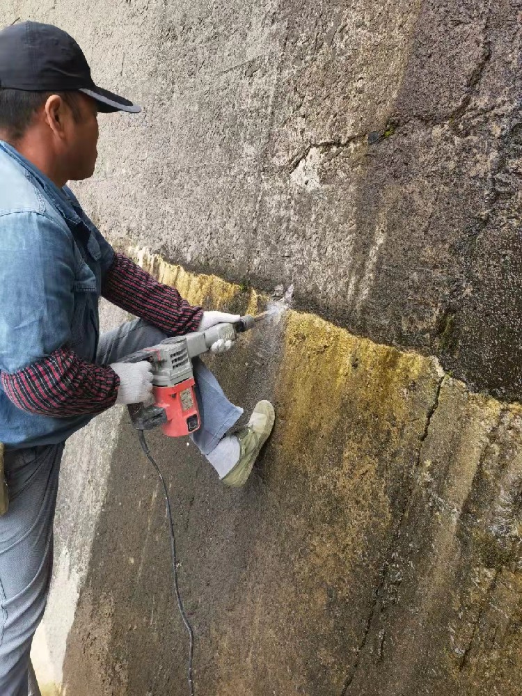 地下室建筑面澆完之后漏水怎么修？